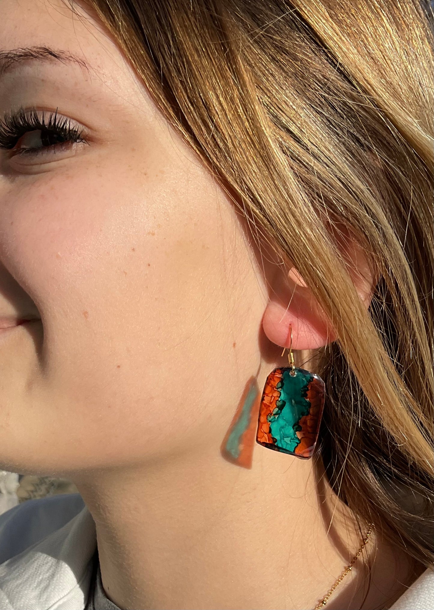 boucles oreilles en plastique recyclé, lumineuses et translucides, marron et turquoise, rectangulaires
