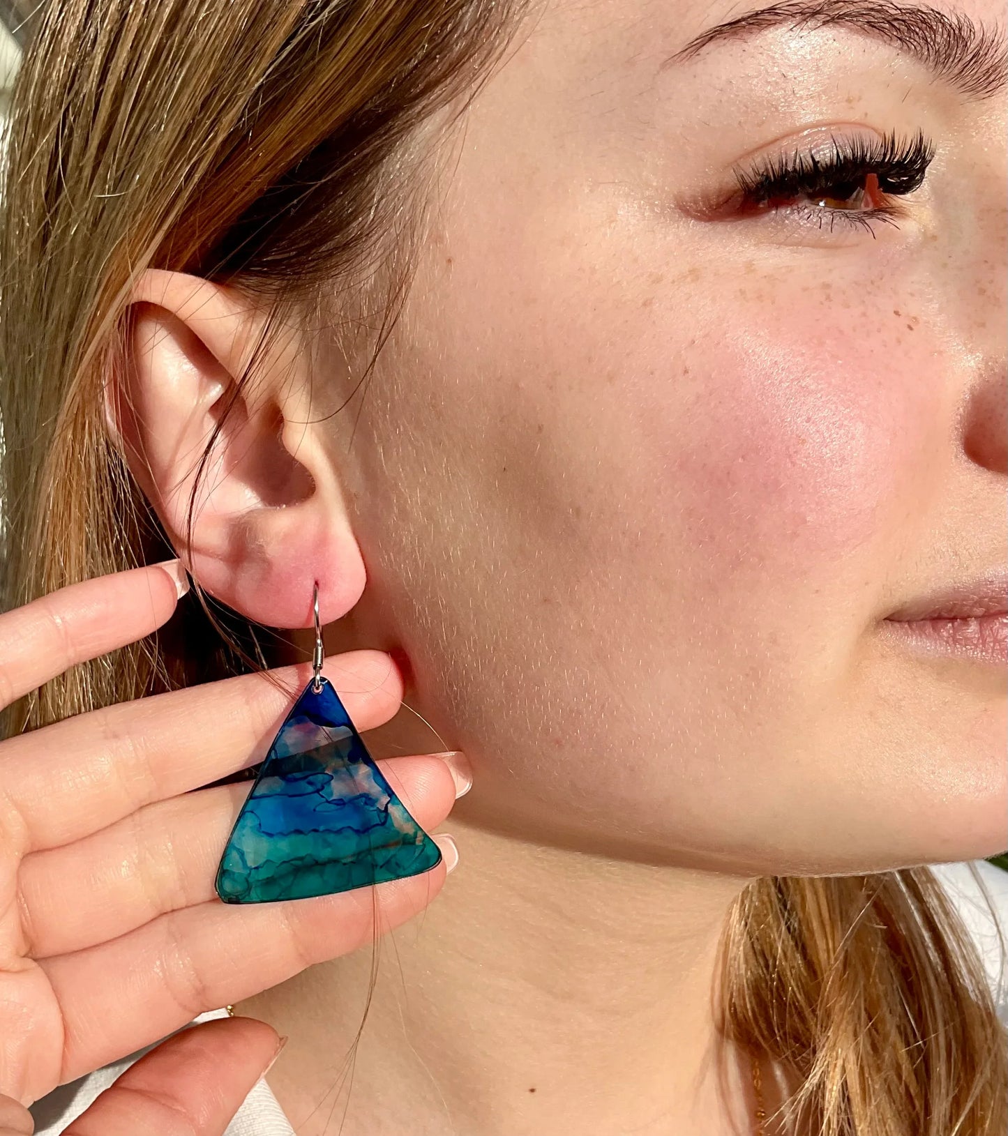 boucles d’oreilles en plastique recyclé, en forme de triangles, degradé de bleus