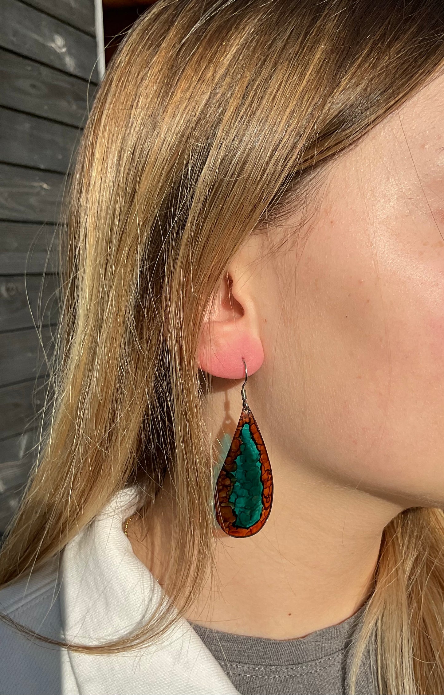 boucles oreilles upcyclees en forme de goutte, marron et turquoise