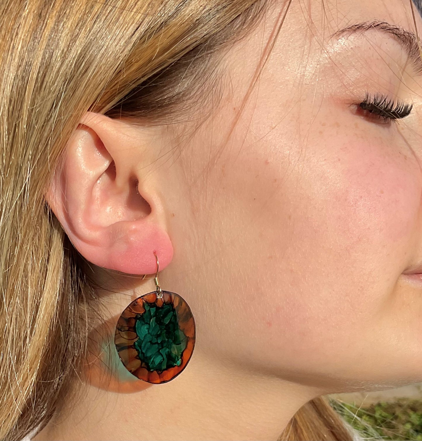boucles d’oreilles en plastique recycle, marron et turquoise, de forme ronde