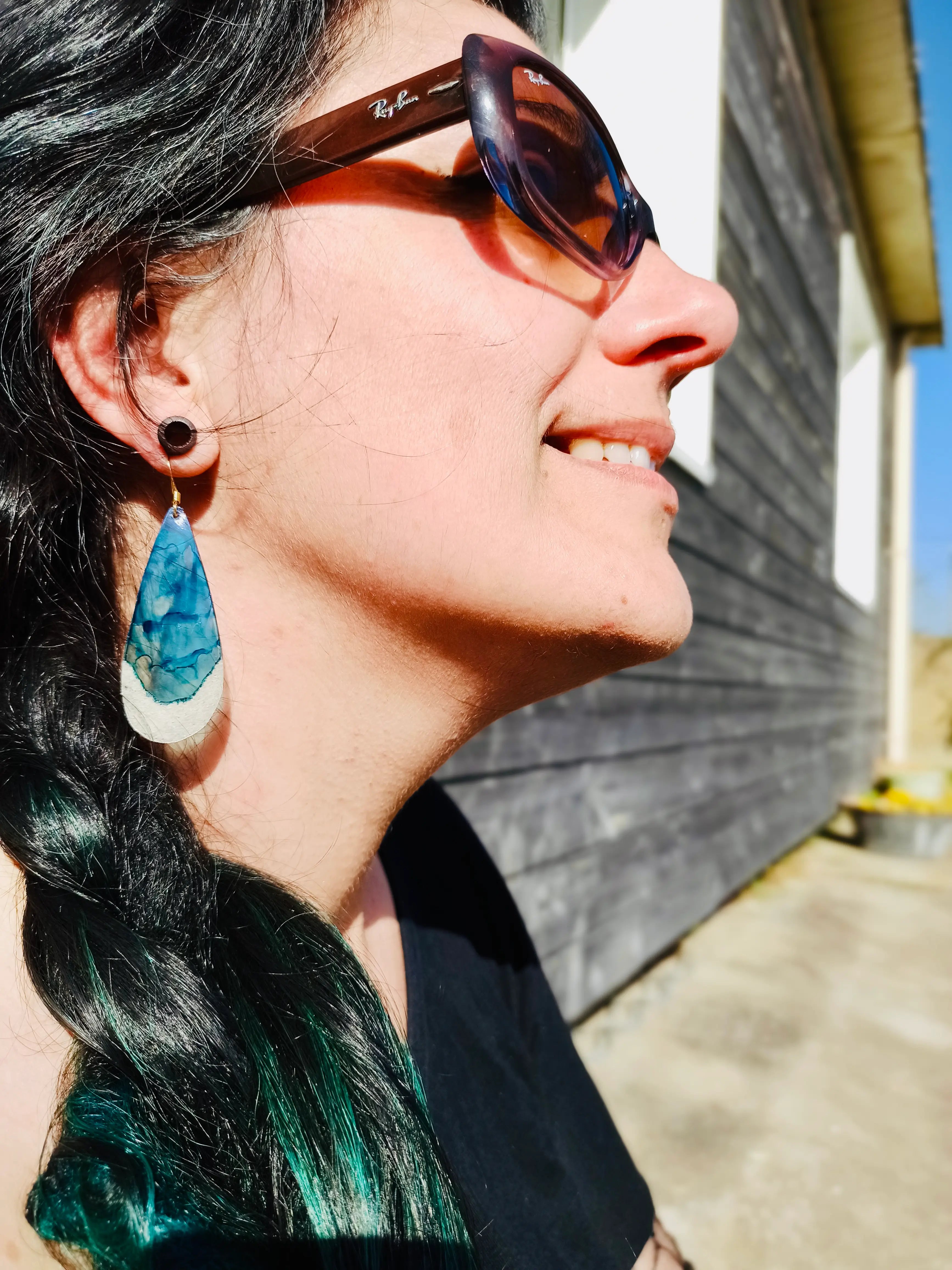 les boucles d’oreilles en plastique recyclé Seychelles, en forme de goutte, imitant une plage de sable blanc et eau turquoise