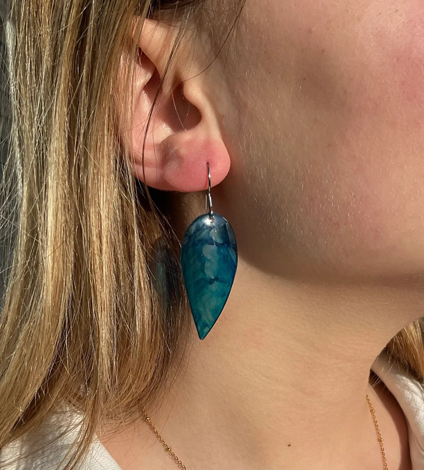 Boucles d’oreilles en plastique recyclé, en forme de plume, bleu