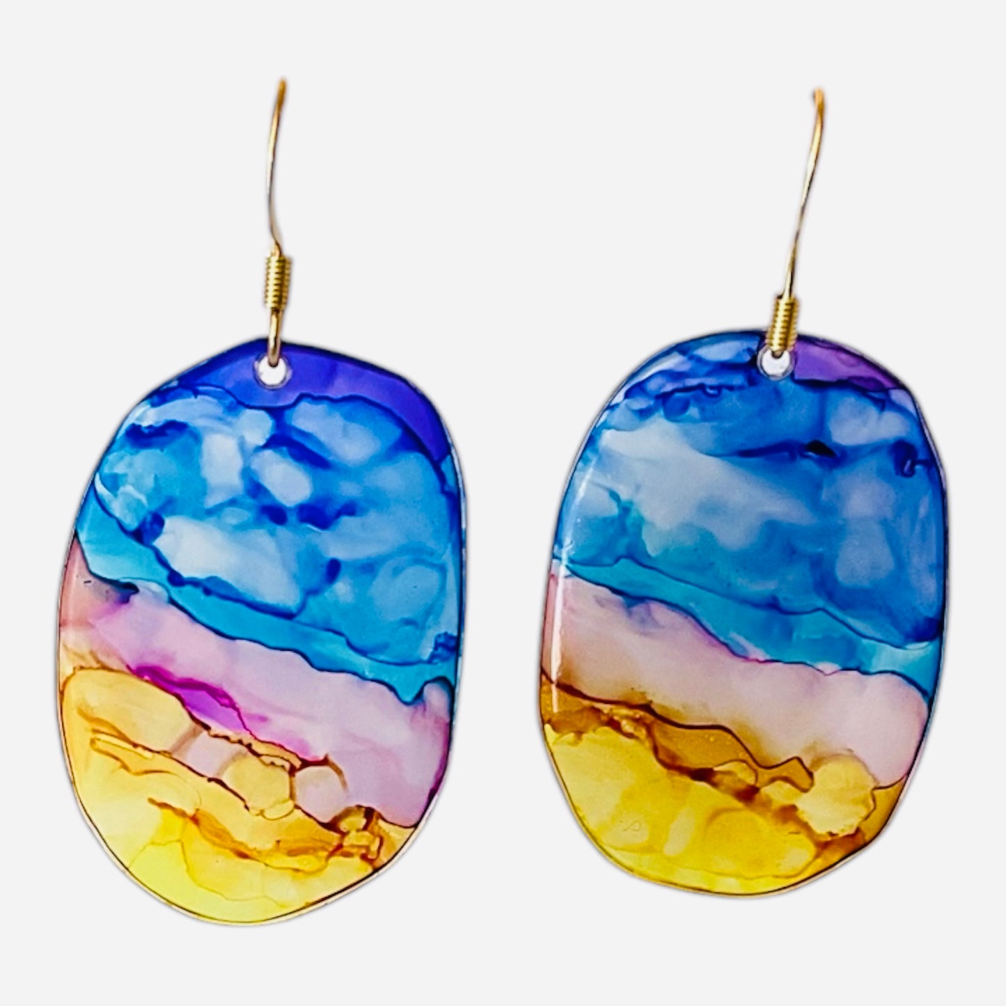 boucles d’oreilles esprit west coast, en plastique recyclé, forme ovale, rappelant les couleurs d’un coucher de soleil à la plage