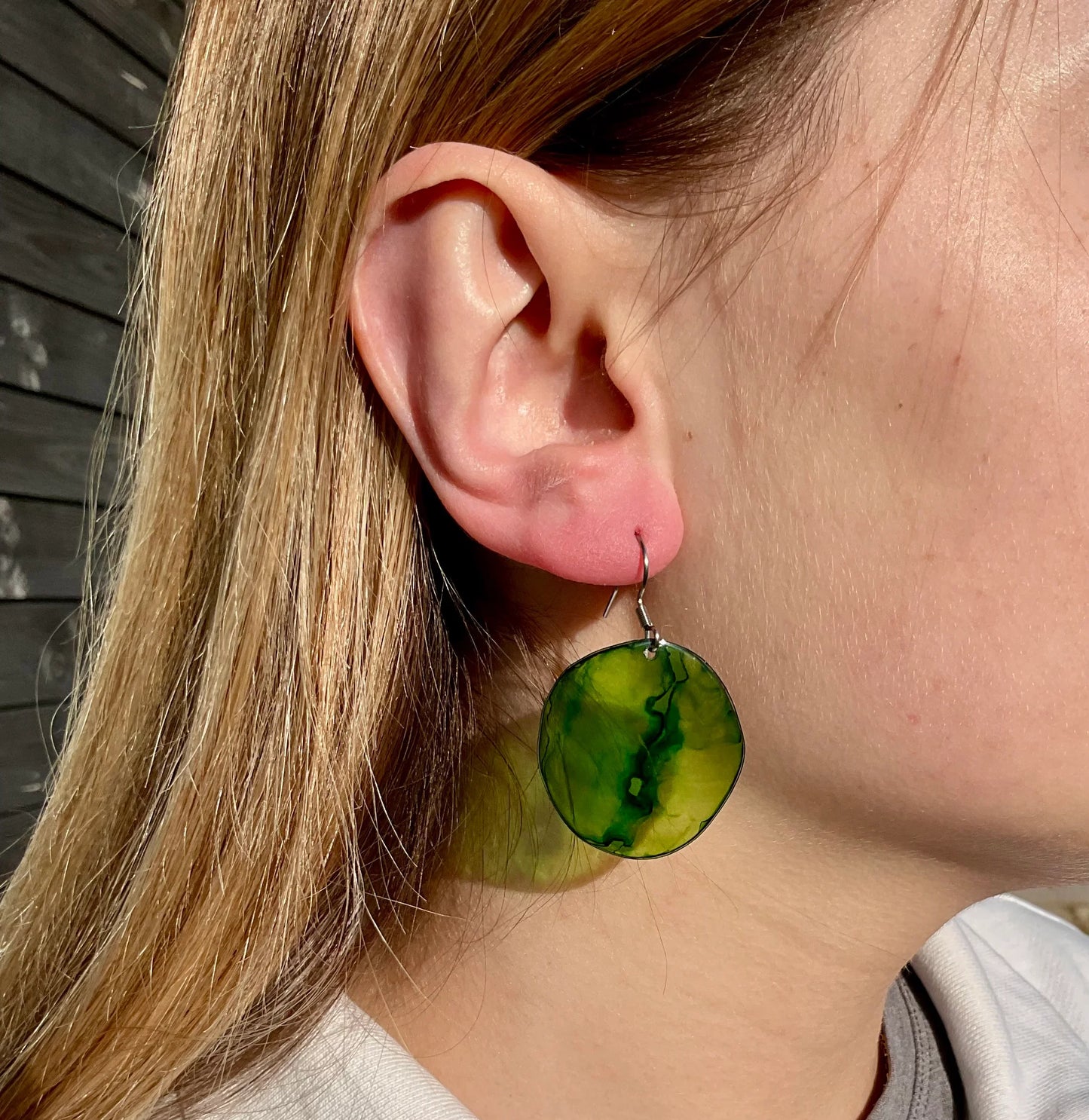 Boucles d’oreilles en plastique recyclé, rondes, vert translucide et lumineux