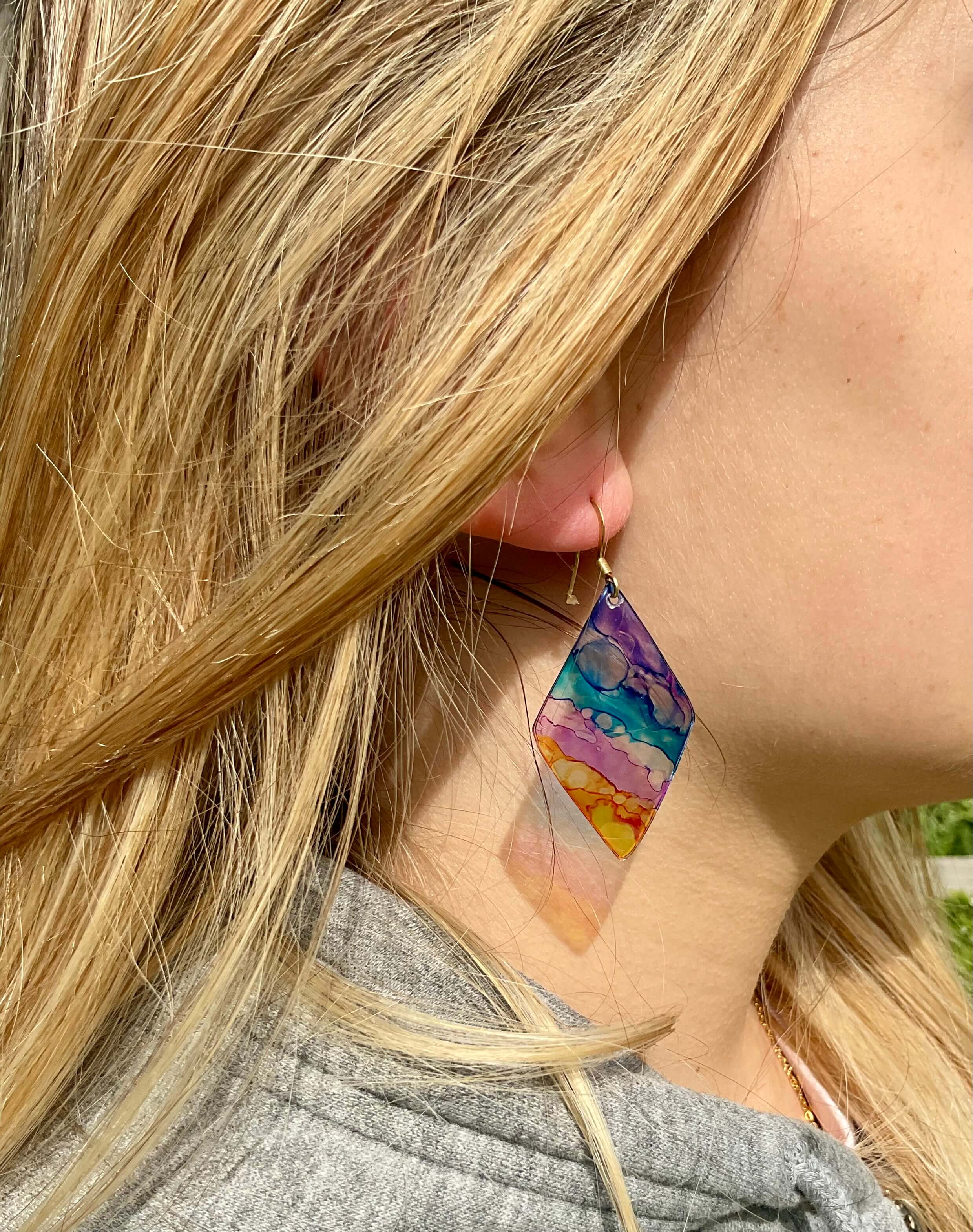 boucles d’oreilles en plastique revalorisé, forme de losange aux couleurs arc en ciel