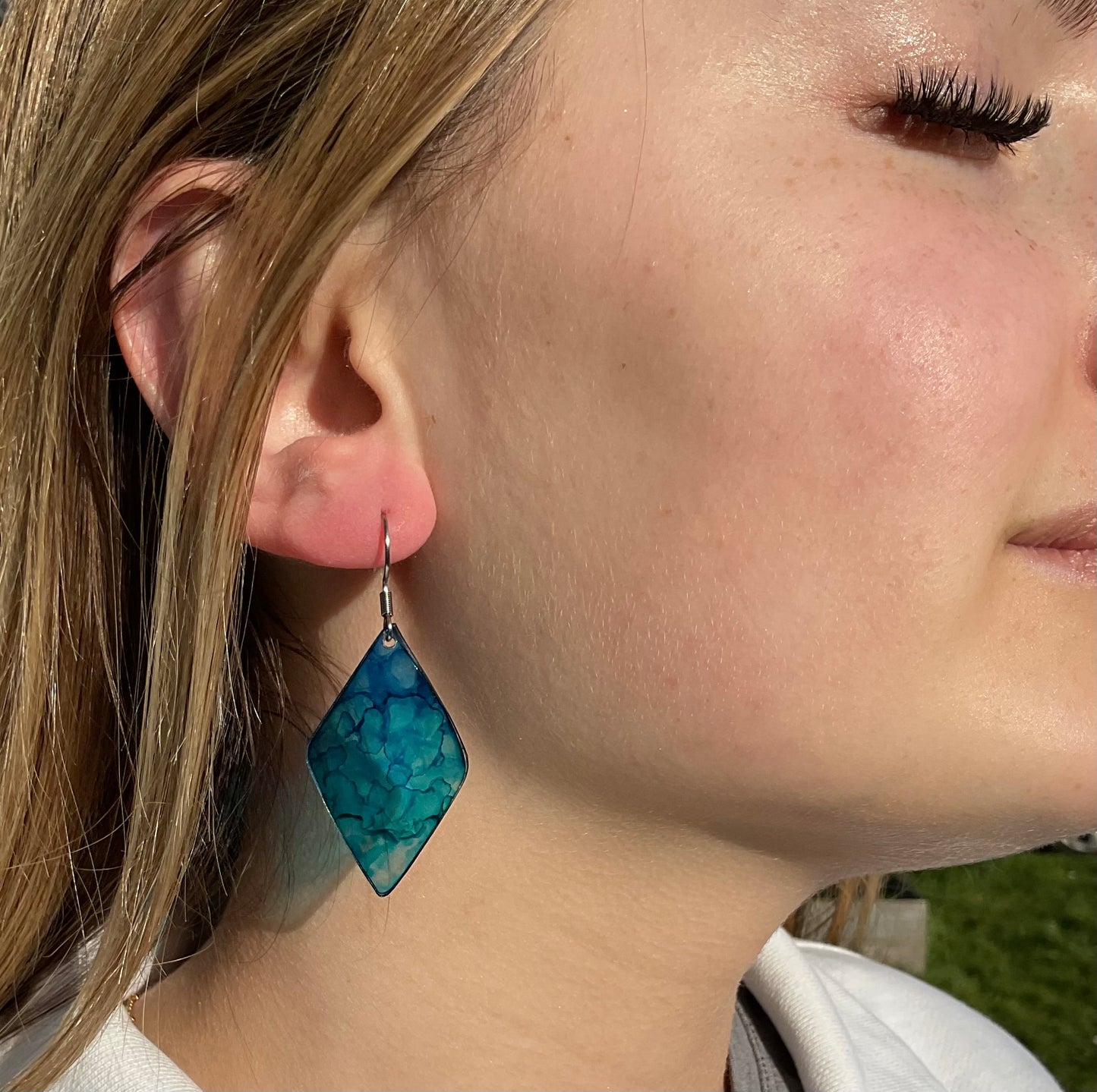 boucles oreilles upcyclees, en forme de losange, nuances de bleu