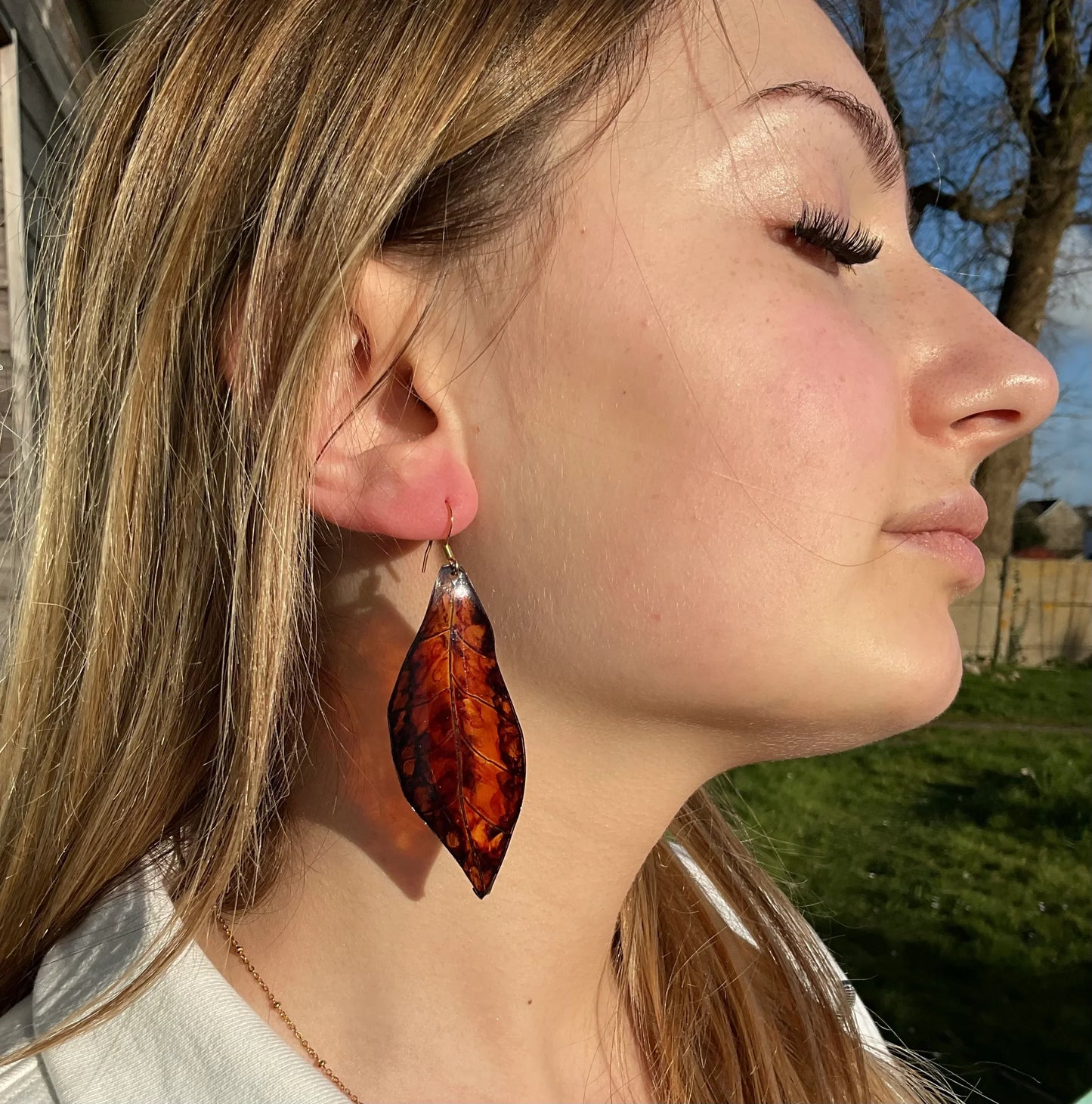 Boucles d’oreilles upcyclées, en forme de feuille, marron et ambre