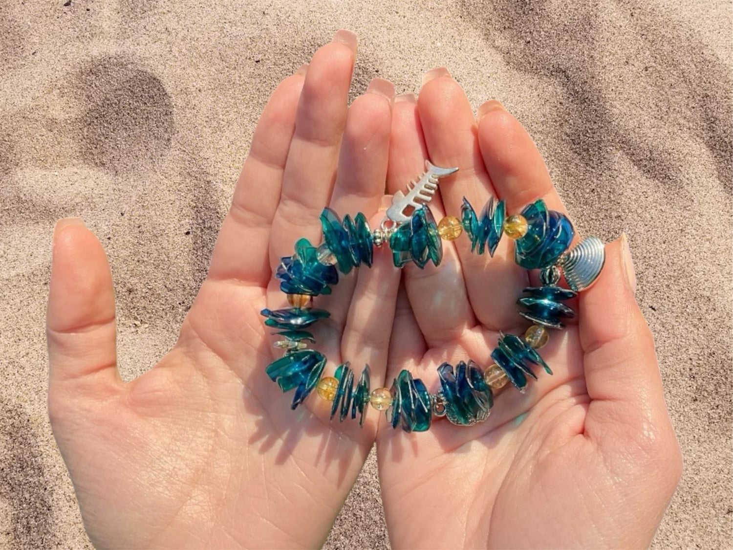 Bracelet upcycle évoquant les océans