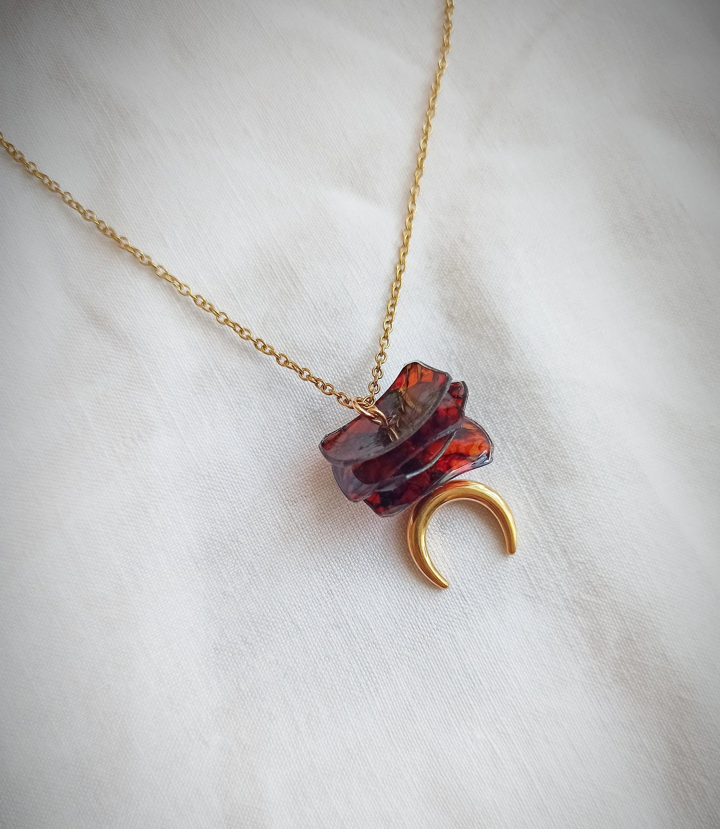 Collier chaîne, perles couleur ambre, en plastique recyclé, pendentif lune dorée