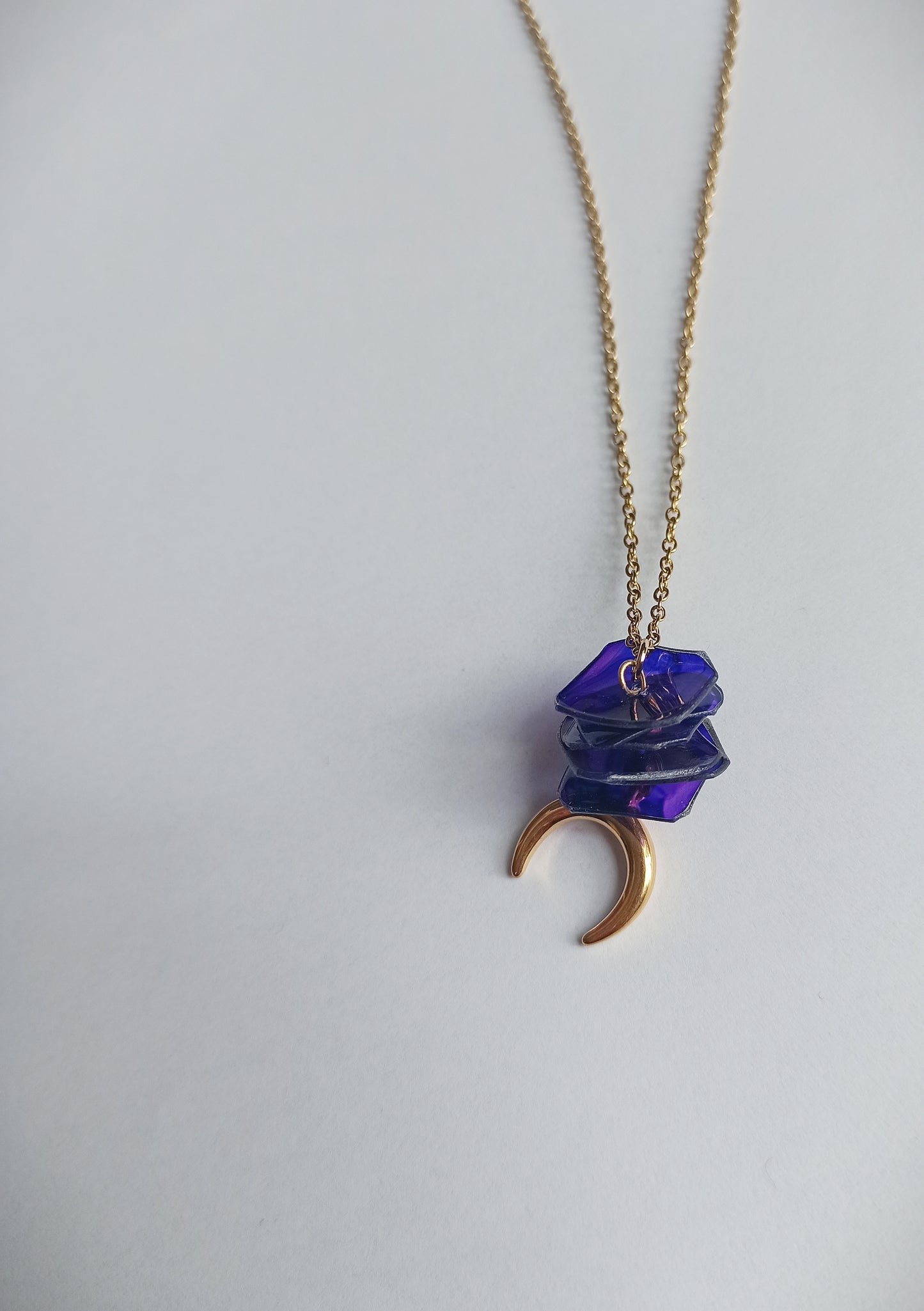 Collier chaîne dorée, perles en plastique upcyclé violettes, pendentif lune dorée