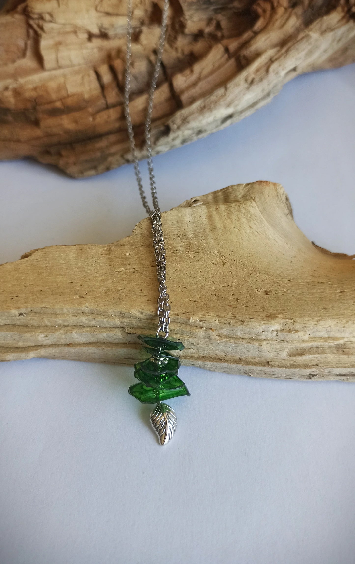 Collier chaîne , perles en plastique recyclé vertes, pendentif feuille argenté