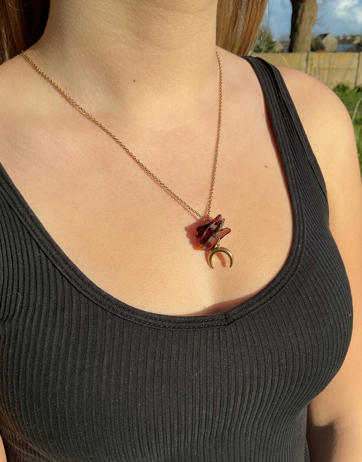 Collier upcyclé, chaîne dorée, perles ambrées, lune dorée