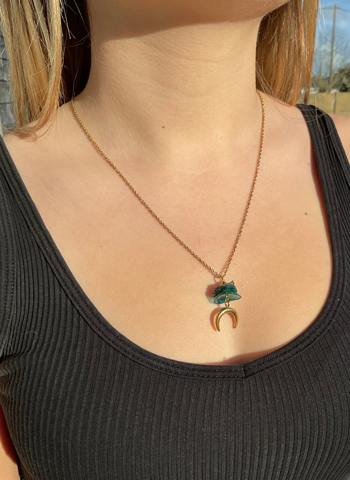 Collier chaîne dorée, pendentif lune dorée et perles en plastique recyclé bleu
