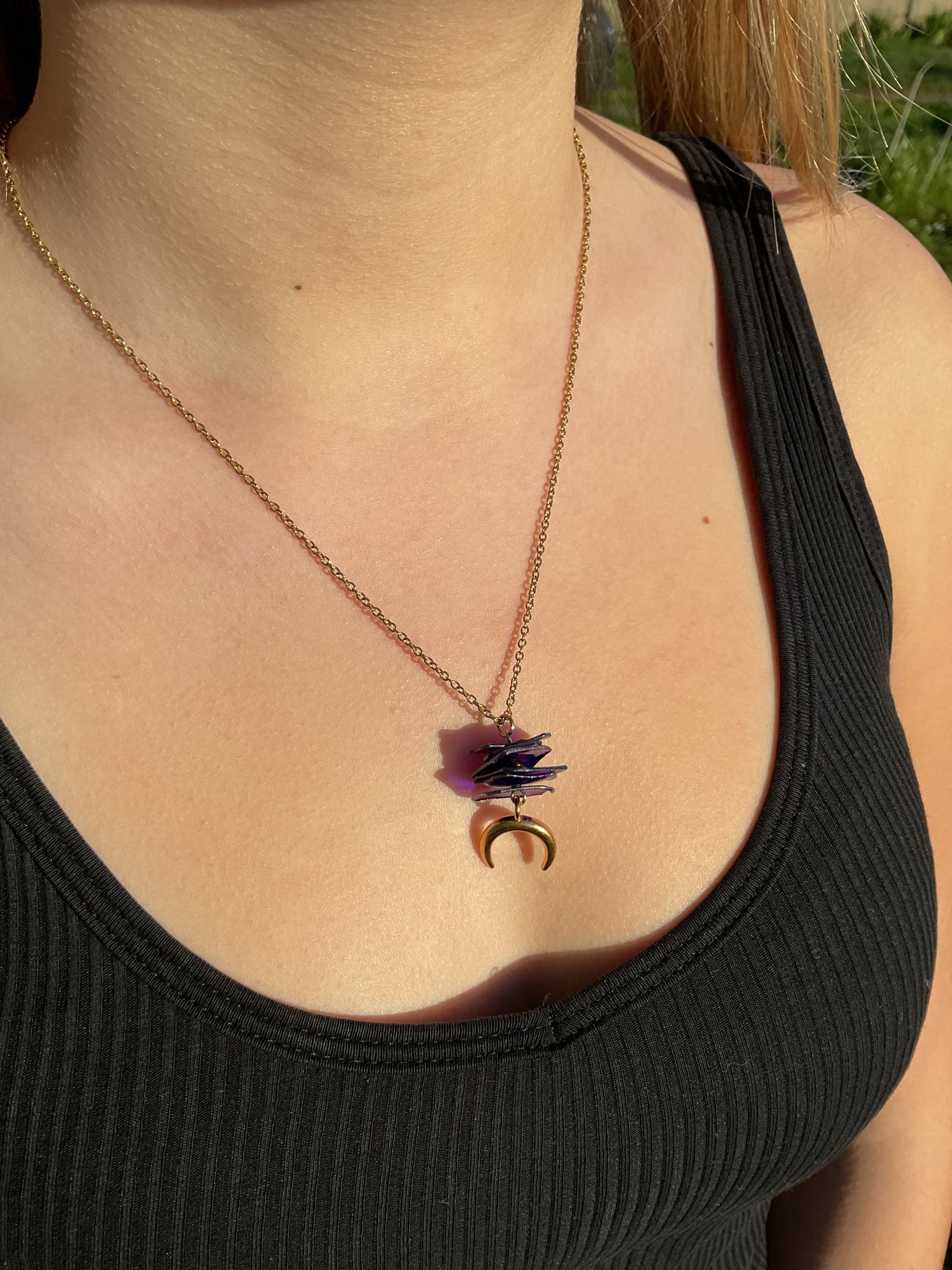 Collier upcyclé, chaîne dorée, perles violettes, pendentif lune