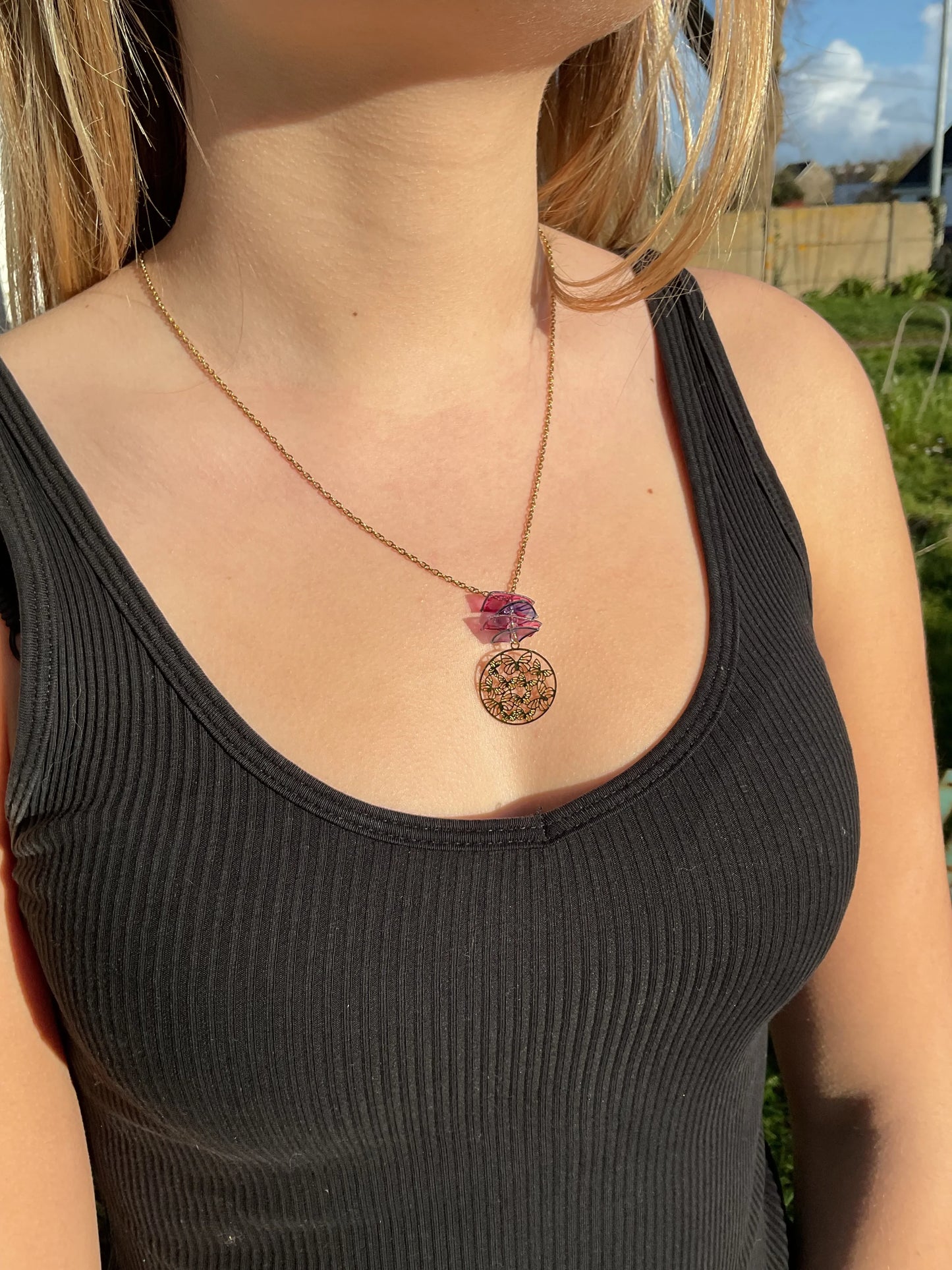 Collier chaîne dorée, perles en plastique recyclé violettes, et pendentif papillon