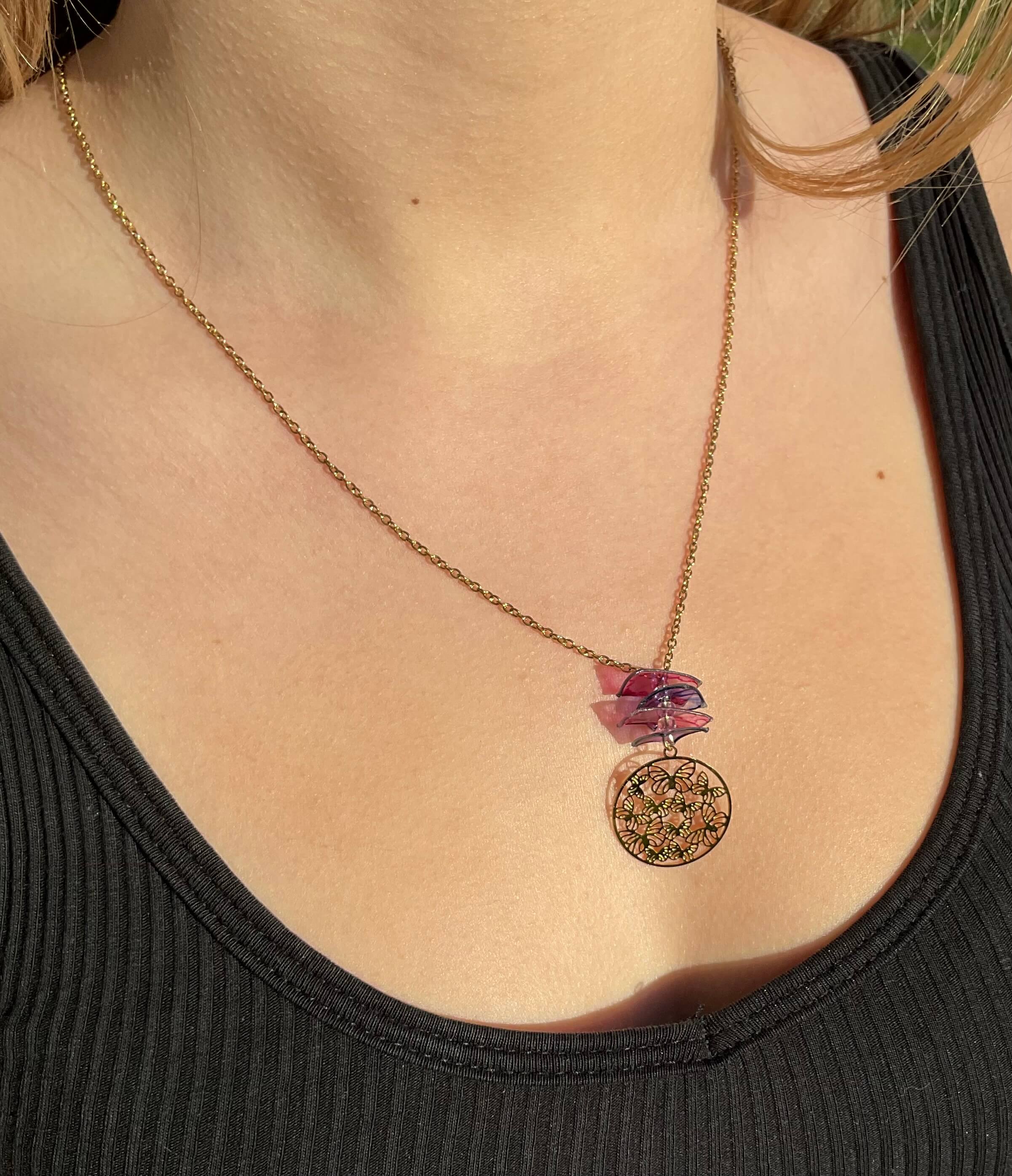 collier chaîne dorée, perles plastique revalorisé, pendentif papillons