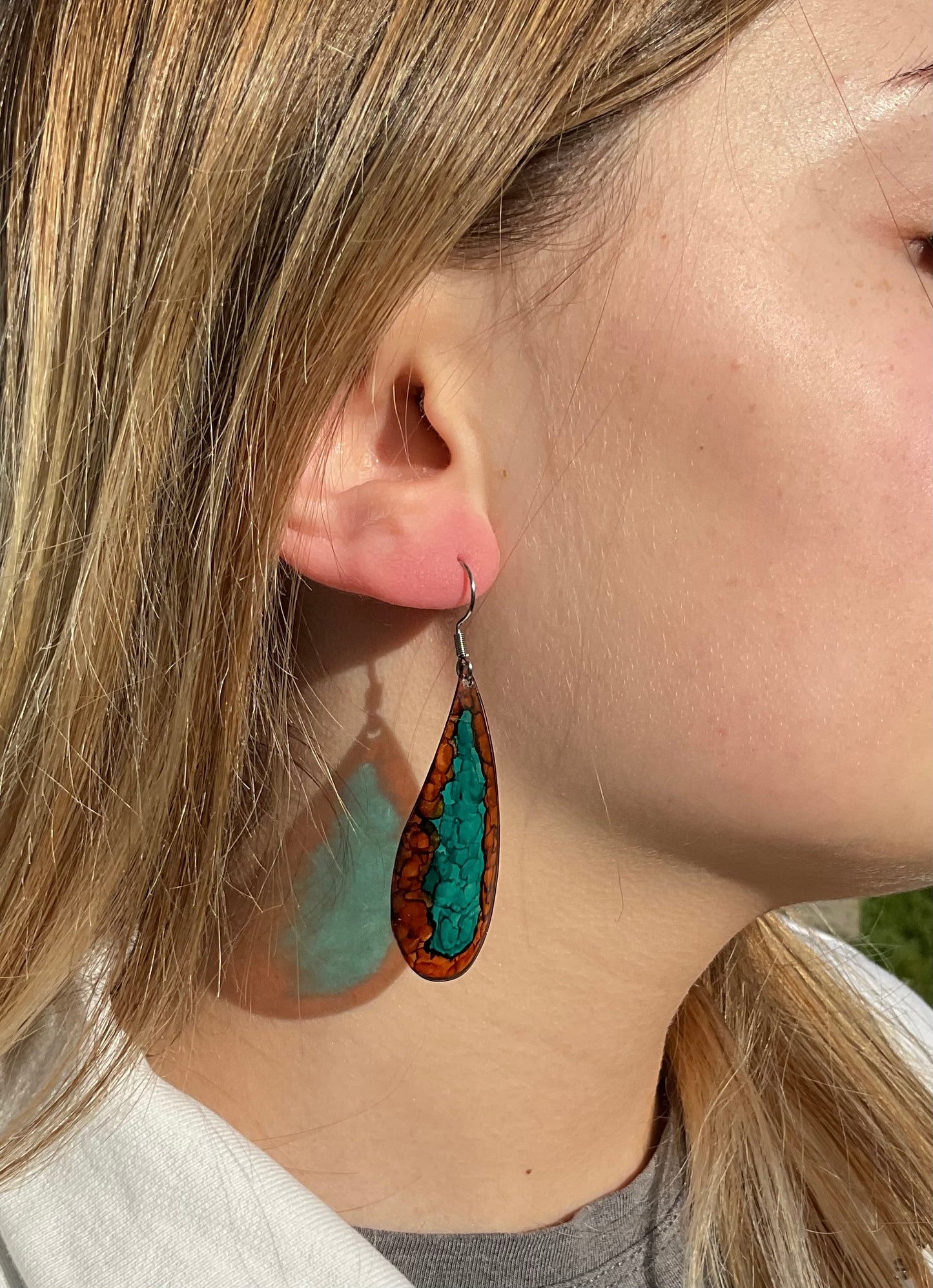 boucles plumes en plastique recycle, turquoise et marron