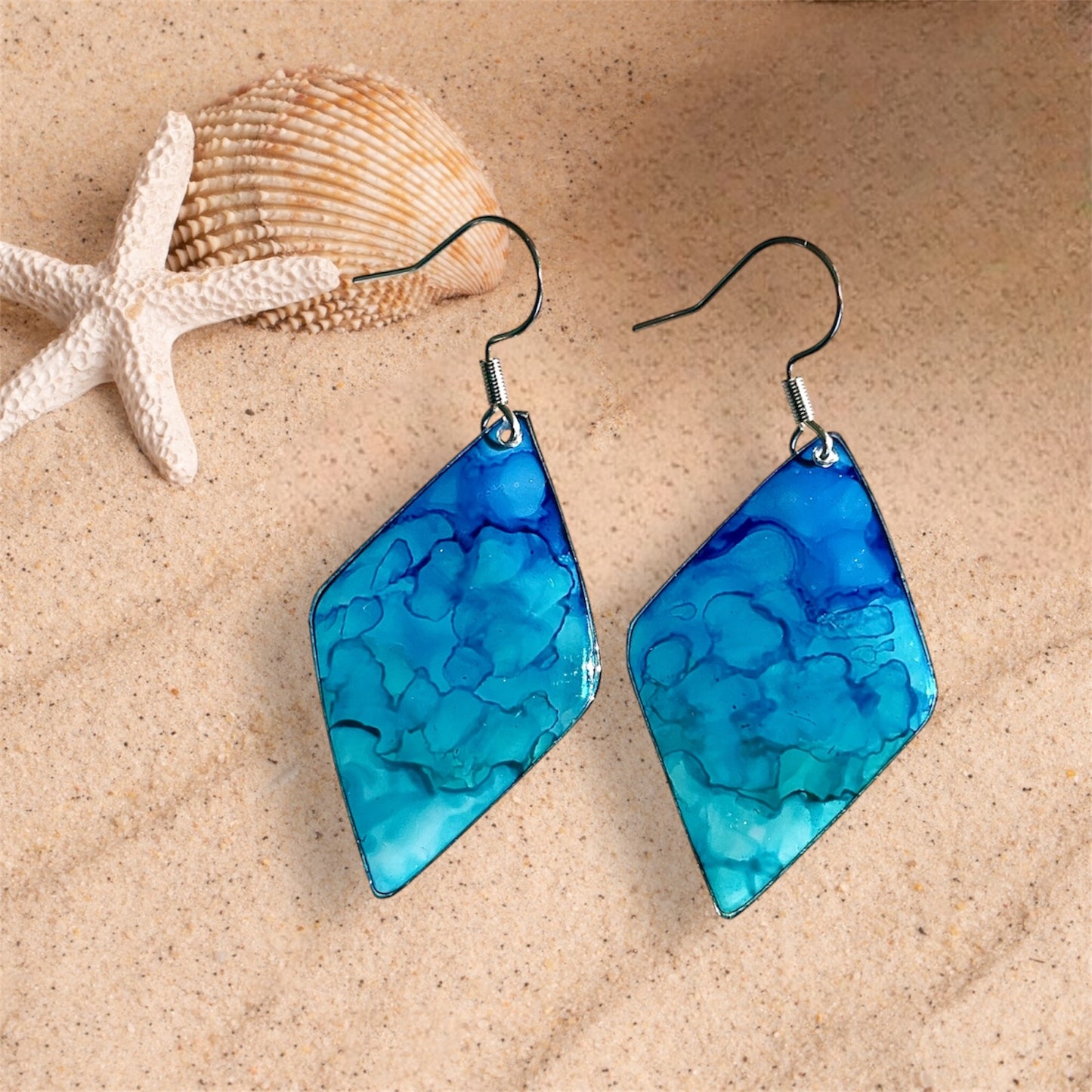 boucles upcyclees en plastique, nuances de bleu, en forme de losange
