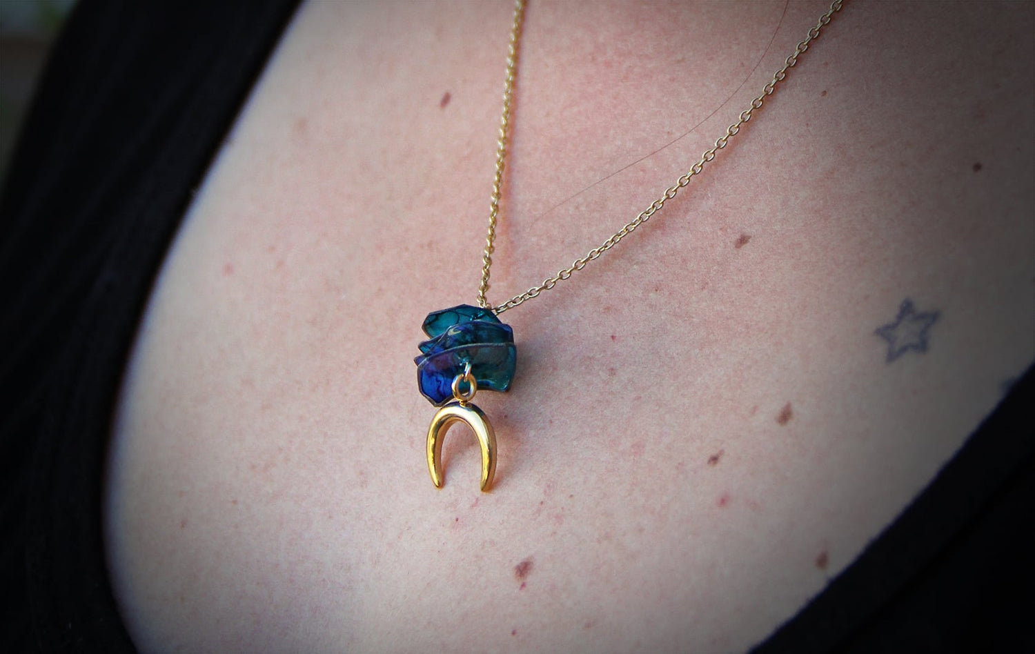 Collier sur chaîne dorée, perles en plastique recyclé et lune dorée