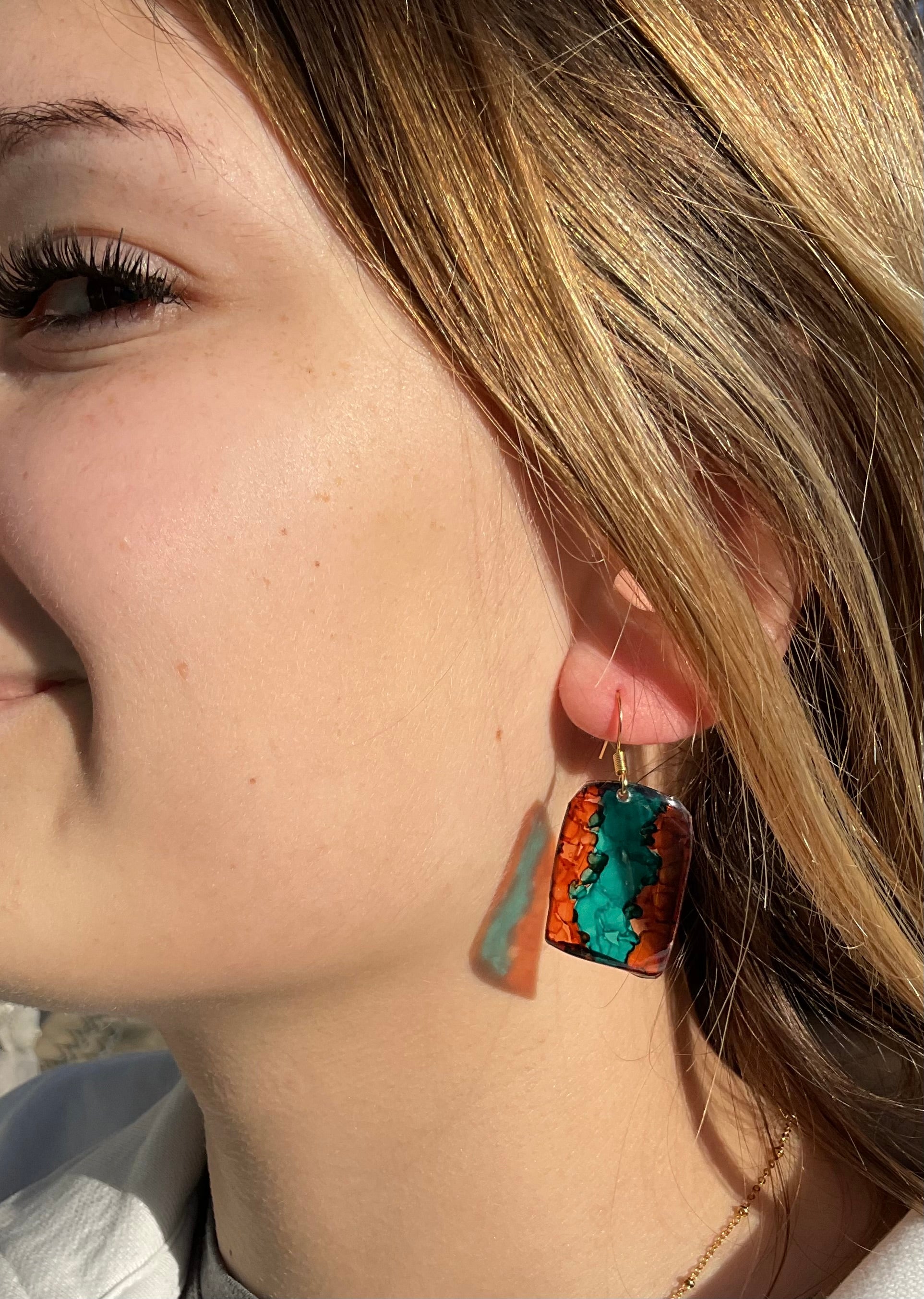 boucles oreilles en plastique recyclé, lumineuses et translucides, marron et turquoise, rectangulaires
