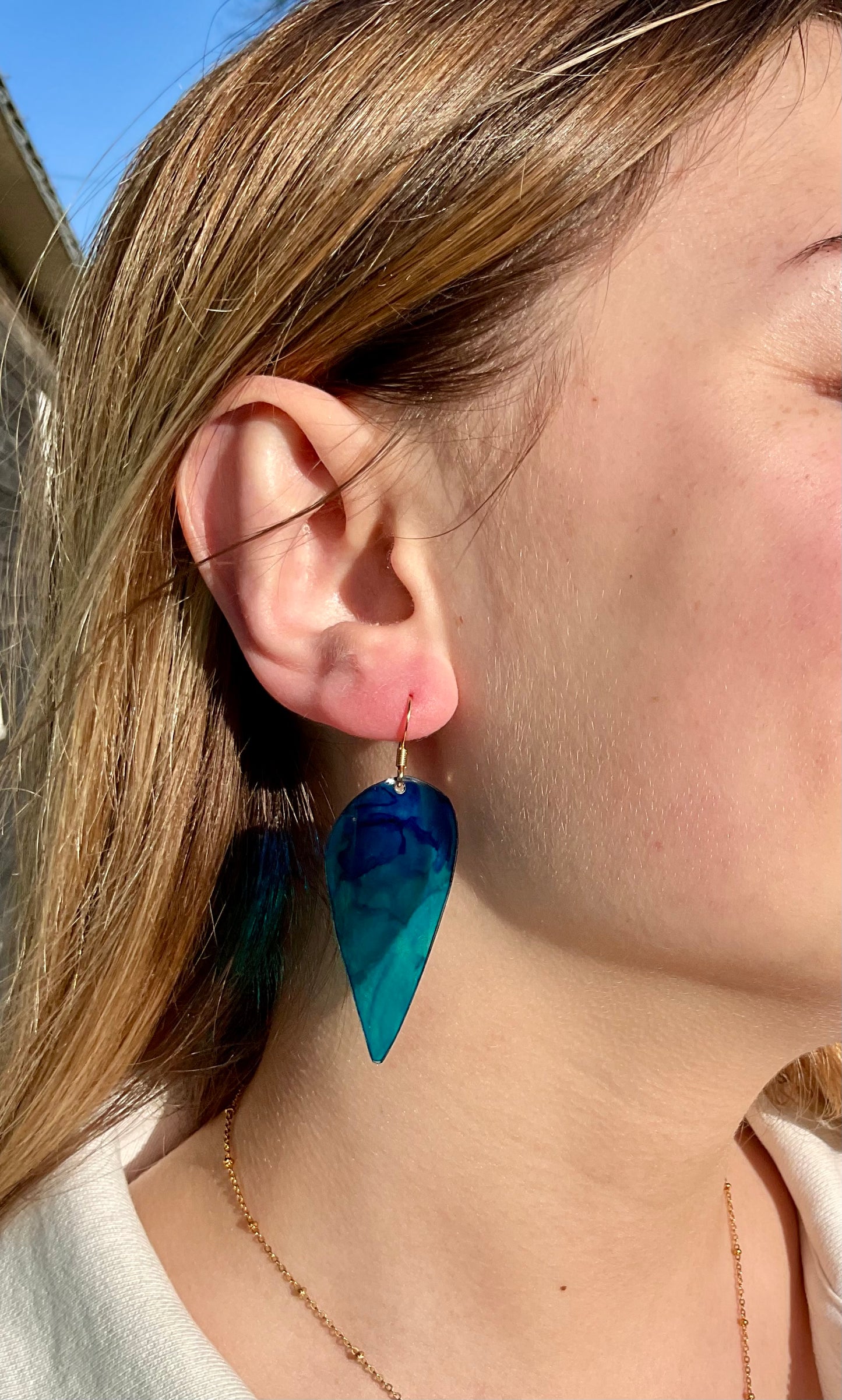 Boucles d’oreilles upcyclées, forme de plume, bleues