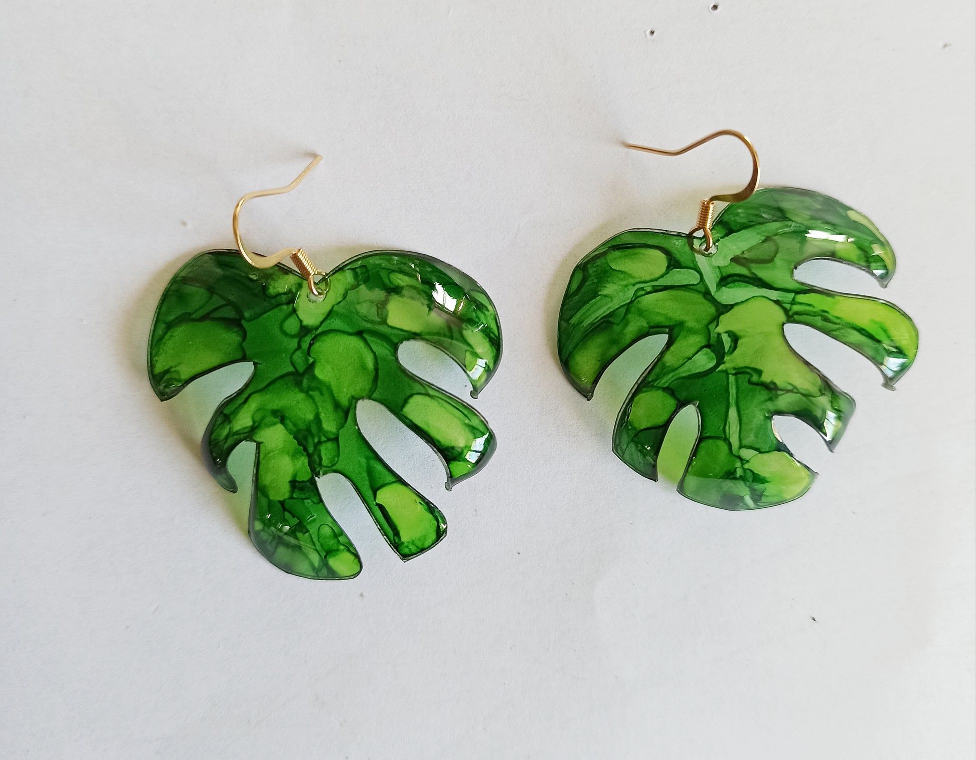 Boucles d’oreilles en plastiquerecyclé, forme feuille de monstera, vert