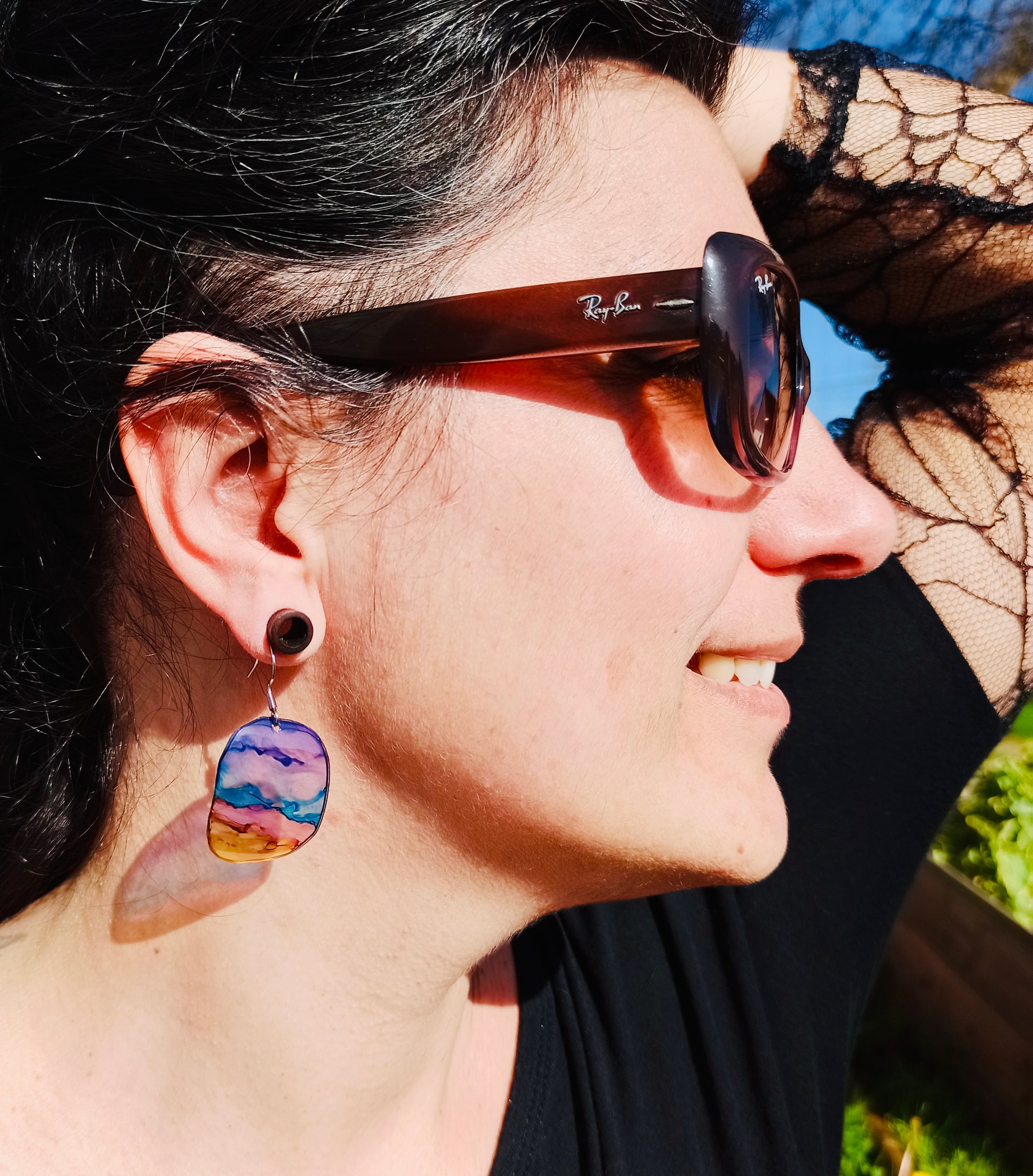 boucles d’oreilles en plastique recyclé, s’inspirant des vives de la californie, forme ovale, multicolore