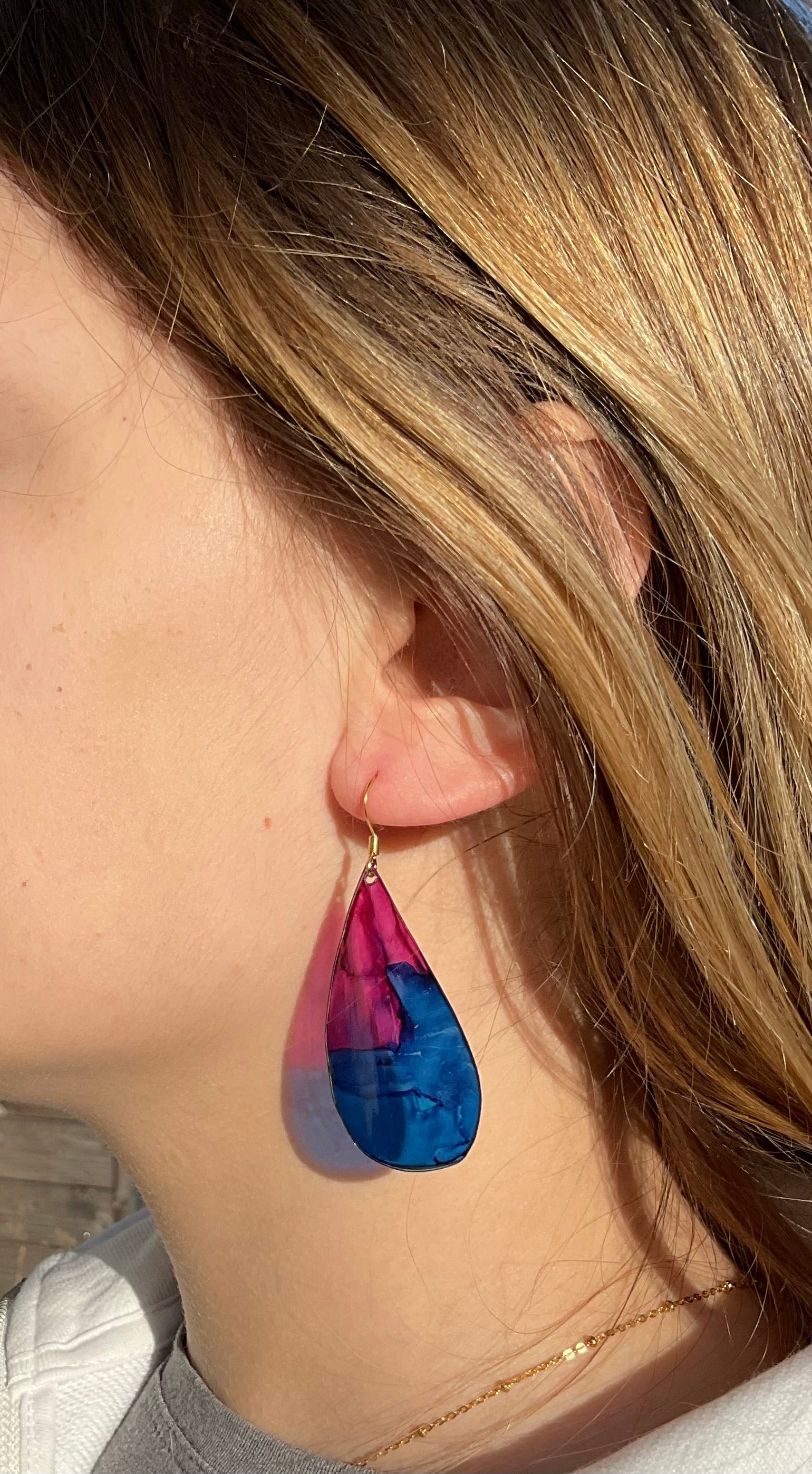 Boucles d’oreilles en plastique recyclé, forme de goutte, violette et bleu