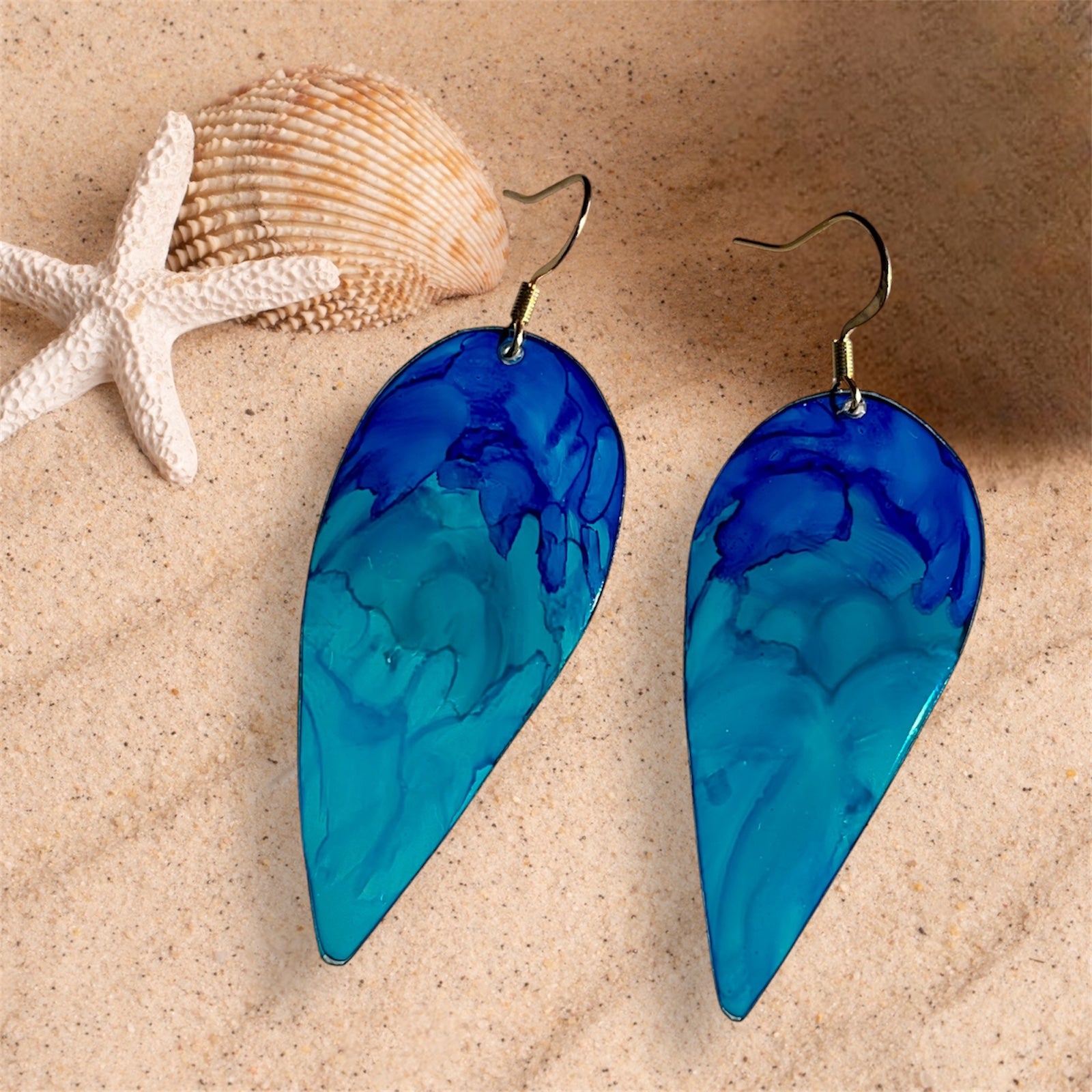 Boucles d’oreilles en plastique recyclé, forme plume, bleu et turquoise 