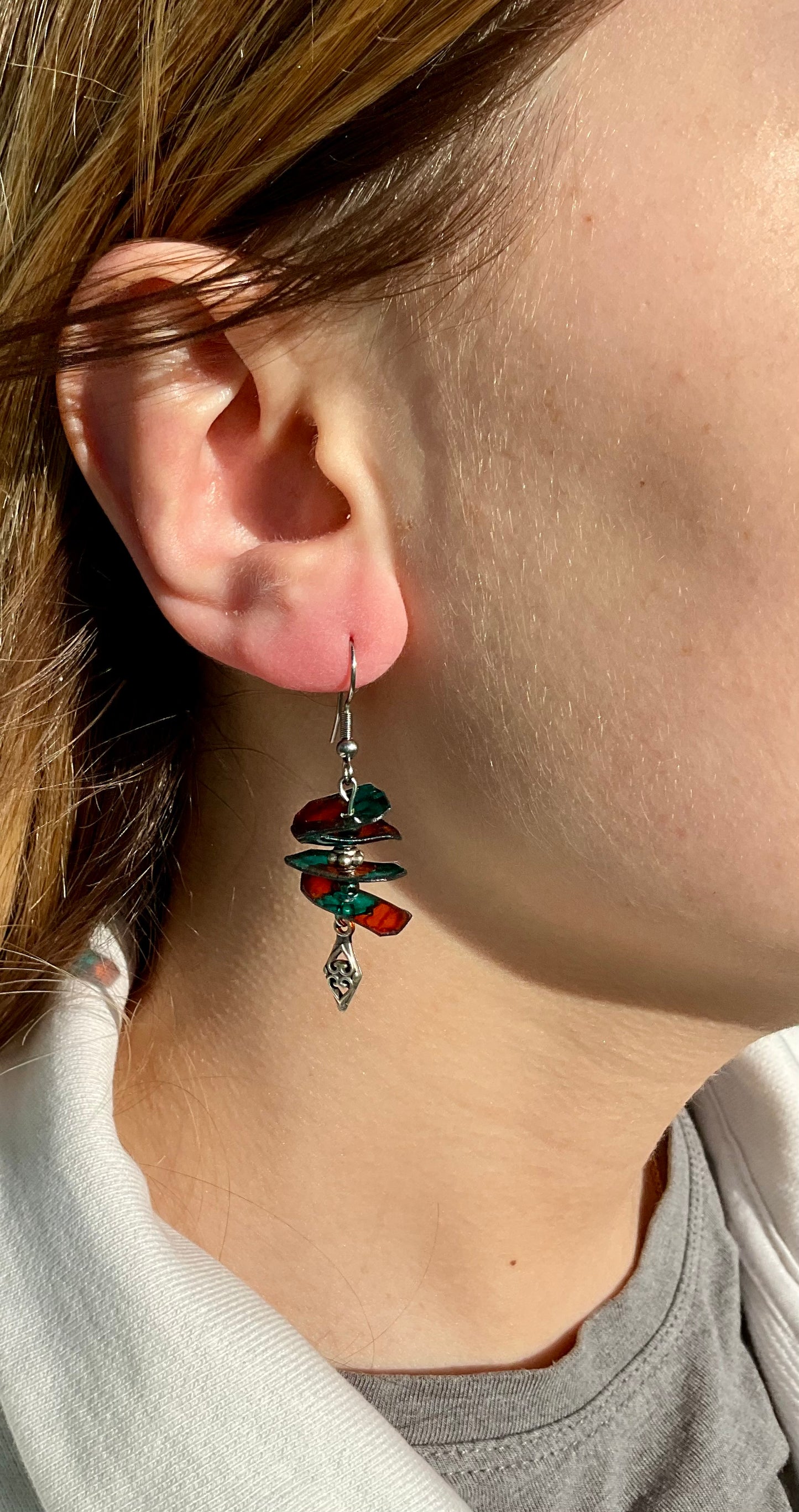 Boucles d’oreilles recyclées, bleu et turquoise, breloque argentée