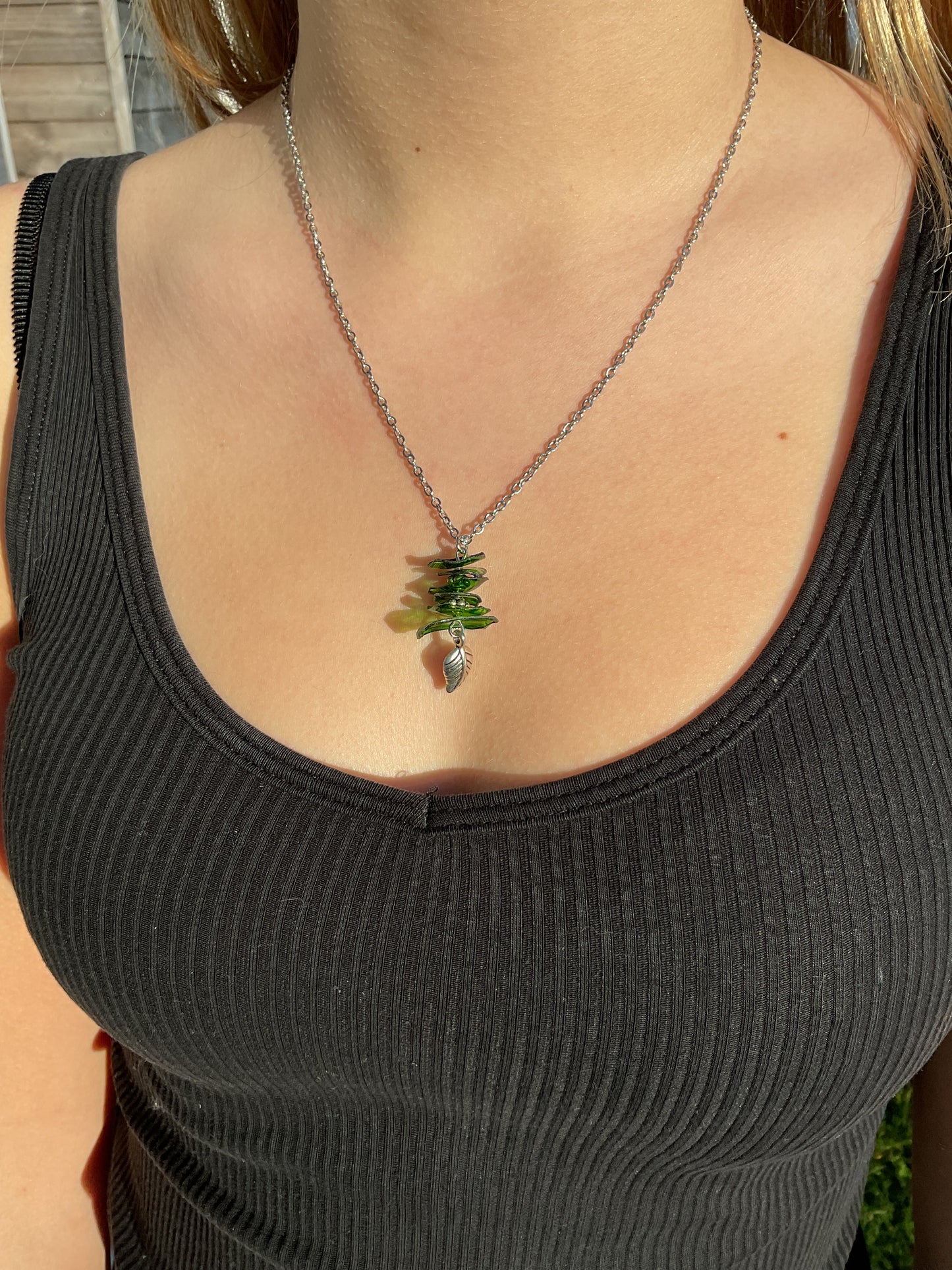 Collier chaîne dorée, breloque feuille, perles vertes en plastique recyclé