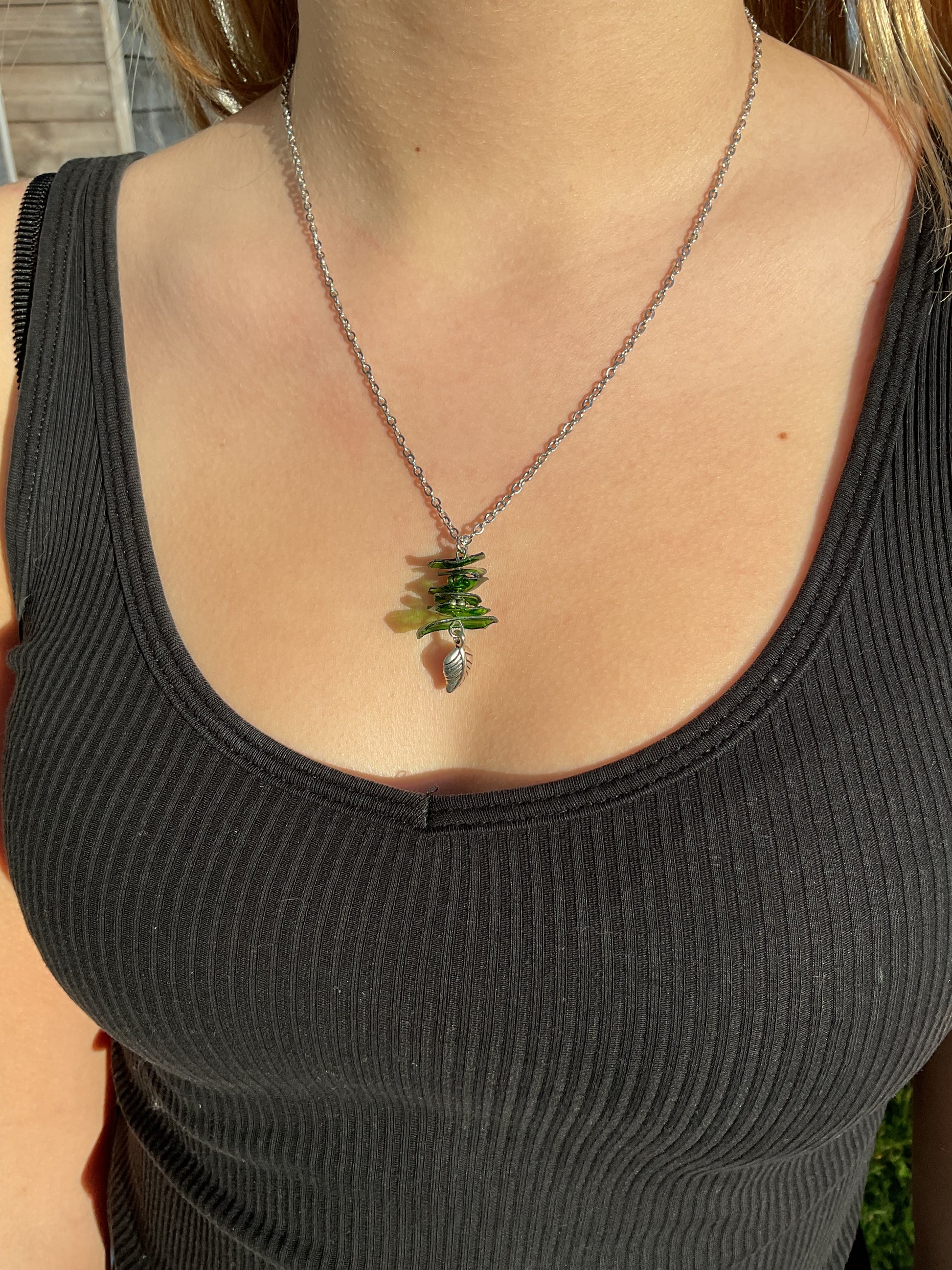 Collier chaîne dorée, breloque feuille, perles vertes en plastique recyclé