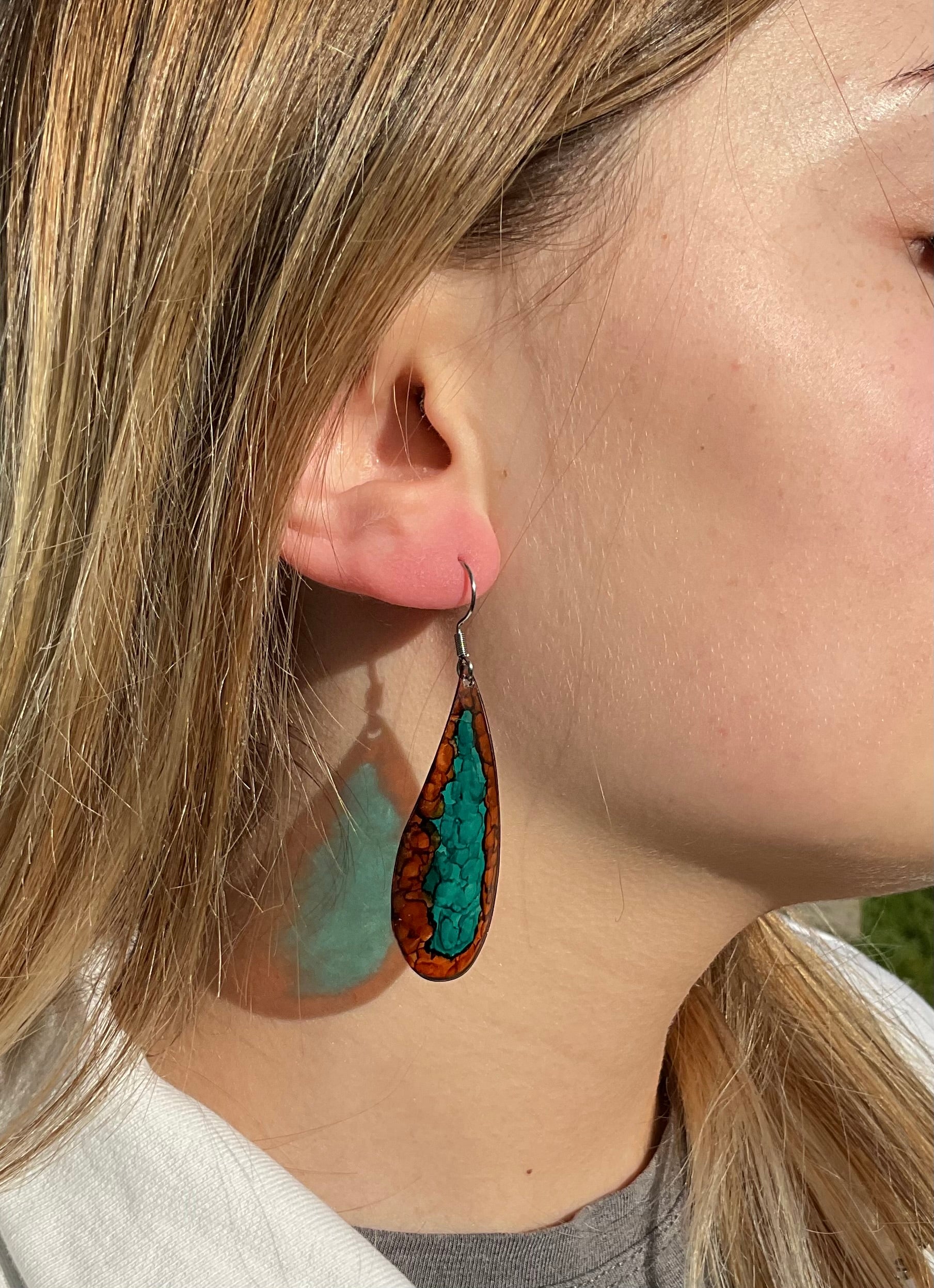 boucles plumes en plastique recycle, turquoise et marron
