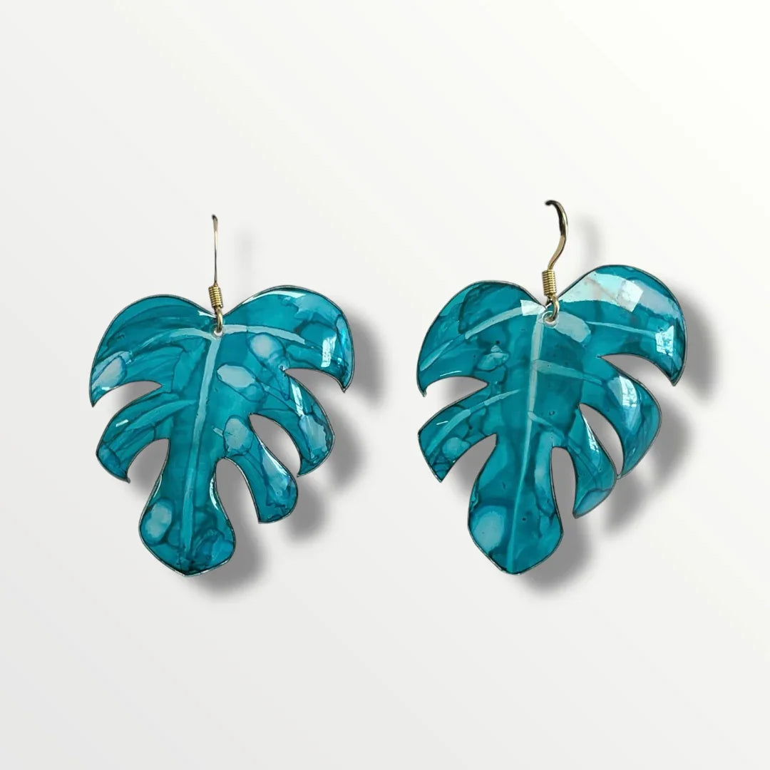 Boucles d’oreilles en plastique recyclé, en forme de feuille monstera de couleur turquoise