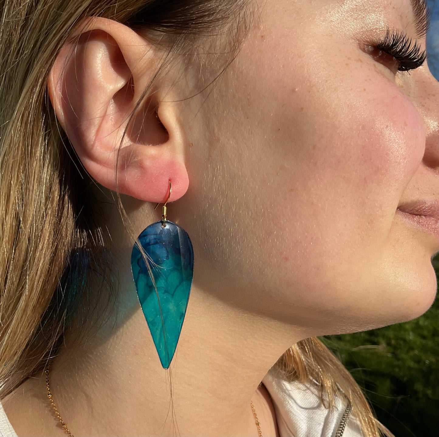 Boucles d’oreilles en plastique recyclé, forme de plume, bicolore
