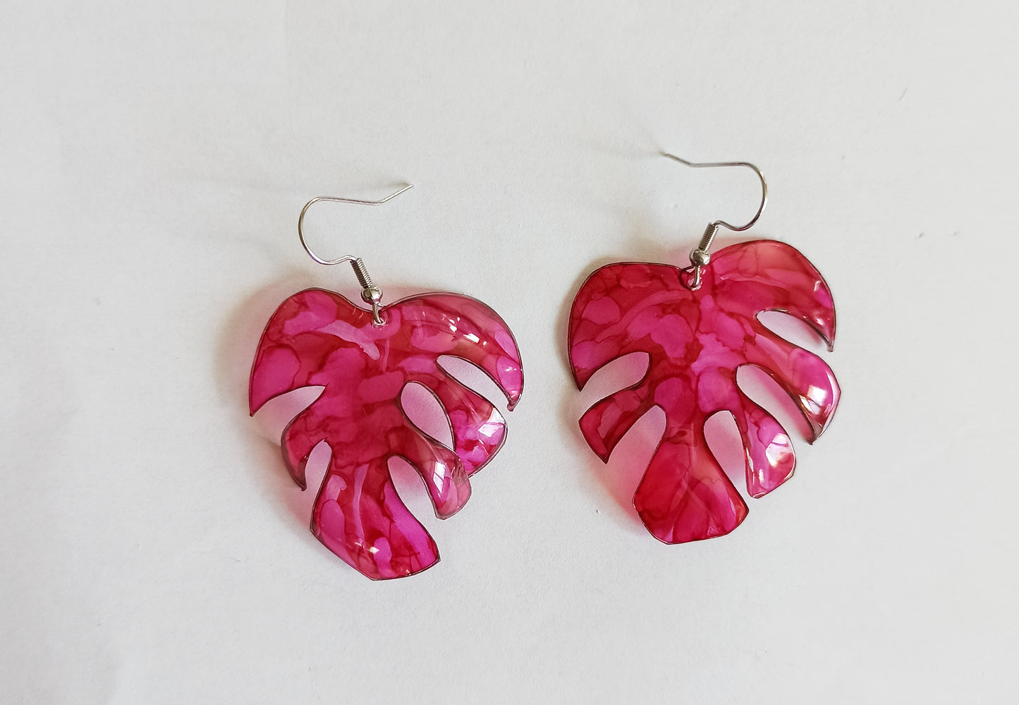 Boucles d’oreille s en plastique recyclé, feuille de monstera, rose 